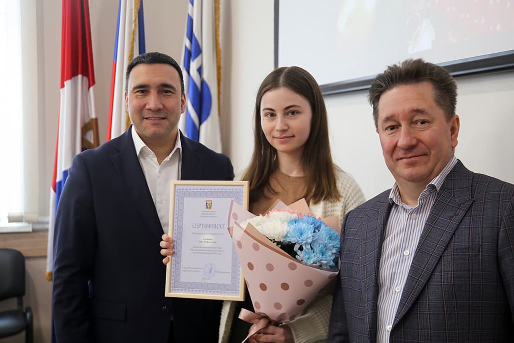 Активные школьники и студенты получили стипендии главы Находкинского городского округа
