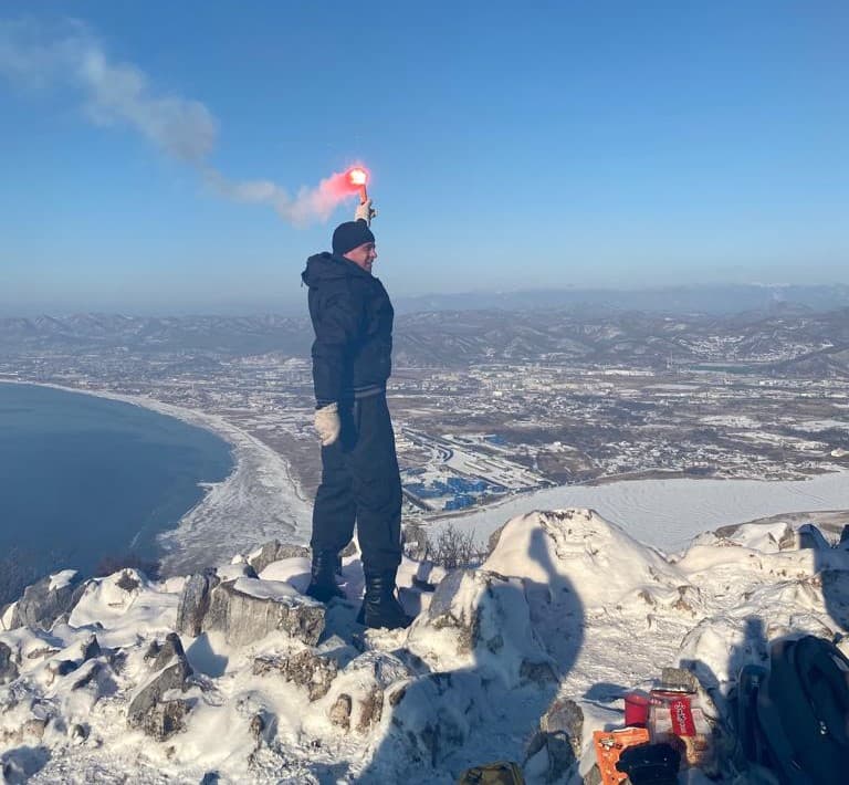 Находкинские спасатели встретили профессиональный праздник на вершине символа Находки – горе Сестра