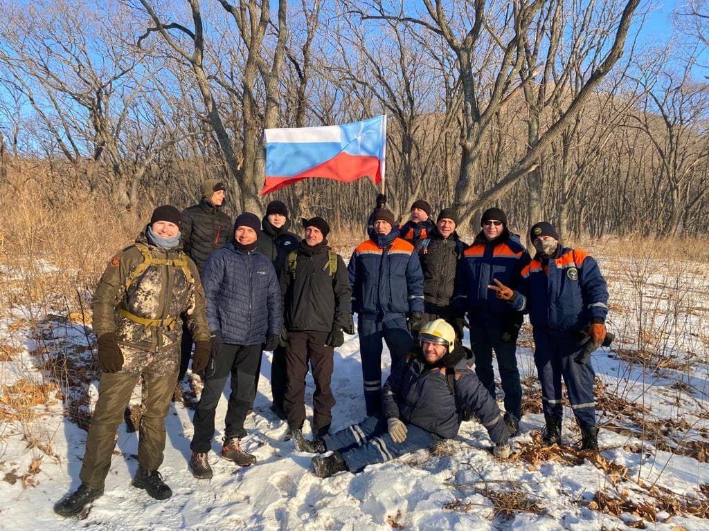 Находкинские спасатели встретили профессиональный праздник на вершине символа Находки – горе Сестра