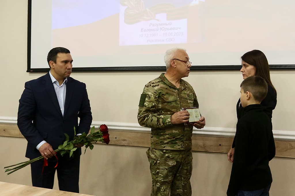 В Находке вручили удостоверения к Орденам Мужества семьям военнослужащих, погибших при выполнении задач в ходе СВО