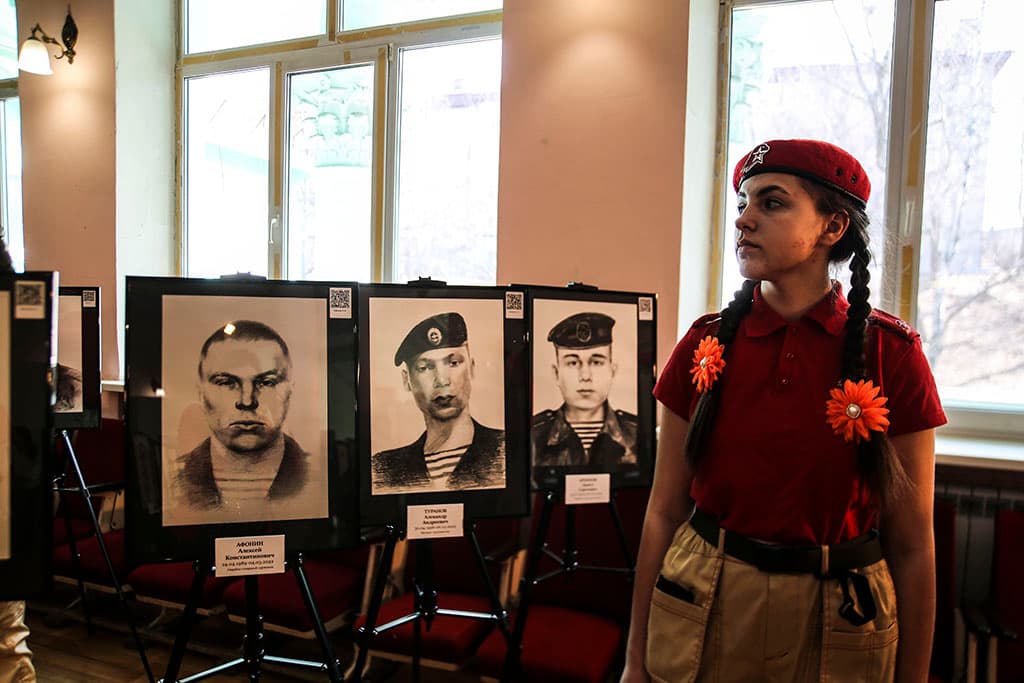 В Находке открылась уникальная выставка «Портрет героя»