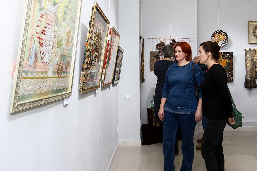 Картинная галерея «Вернисаж» приглашает находкинцев на выставку «Фантазия и реальность» 
