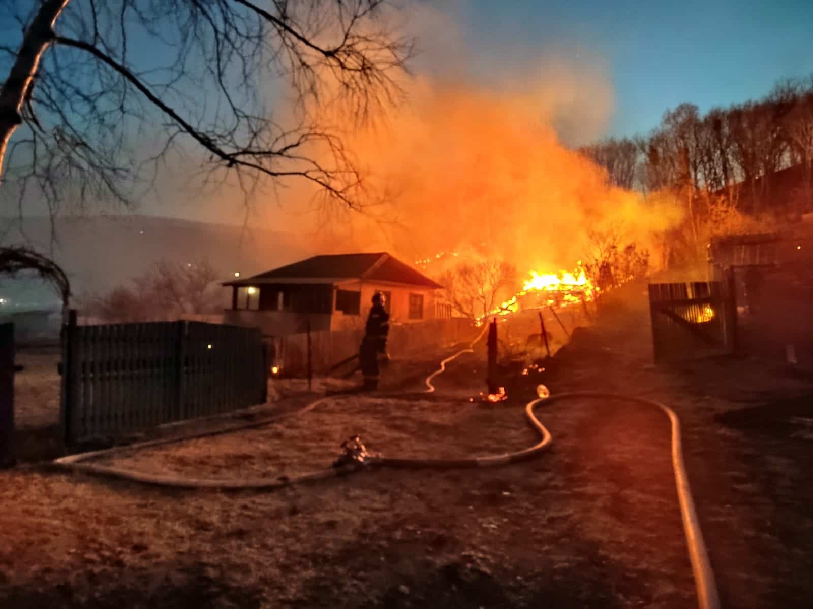В Находке пожарные и спасатели ликвидировали возгорания домов и сухой растительности