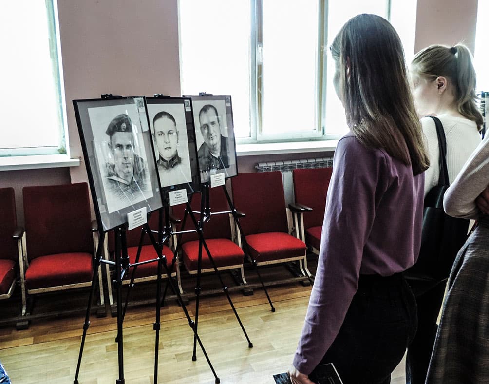 В Находке уникальная выставка «Портрет героя» пополнилась литературными сборниками