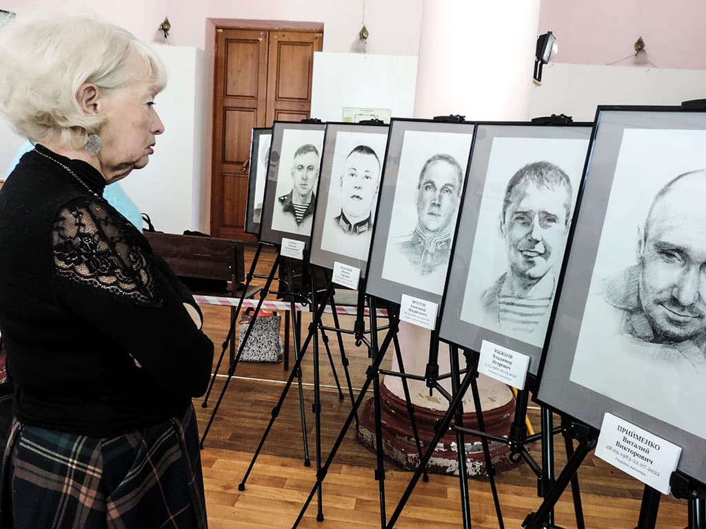 В Находке уникальная выставка «Портрет героя» пополнилась литературными сборниками