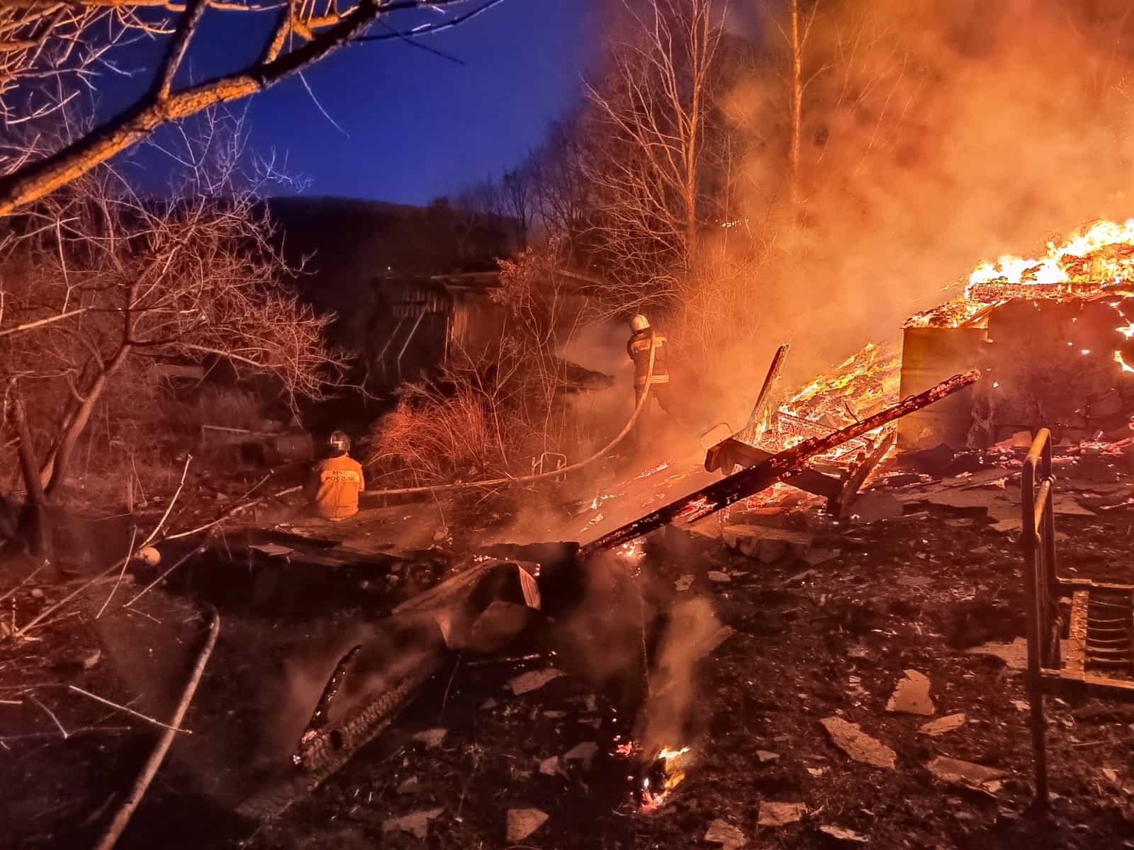 В Находке пожарные и спасатели ликвидировали возгорания домов и сухой растительности
