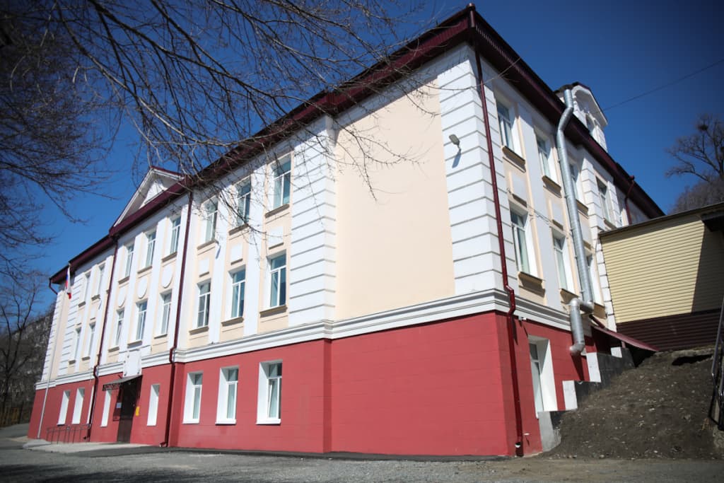 Олег Кожемяко посетил отремонтированную школу в Находке
