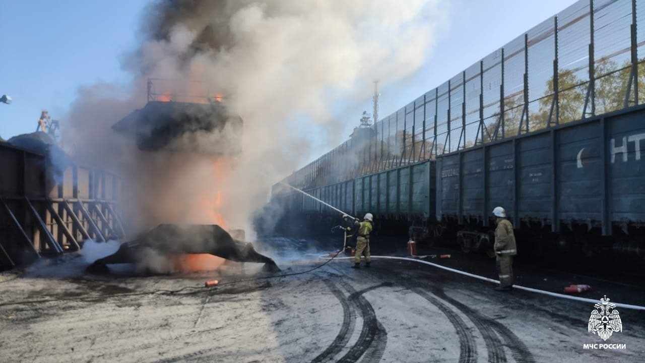 В Находке пожарные ликвидировали возгорание спецтехники на территории  морского торгового порта | Происшествия